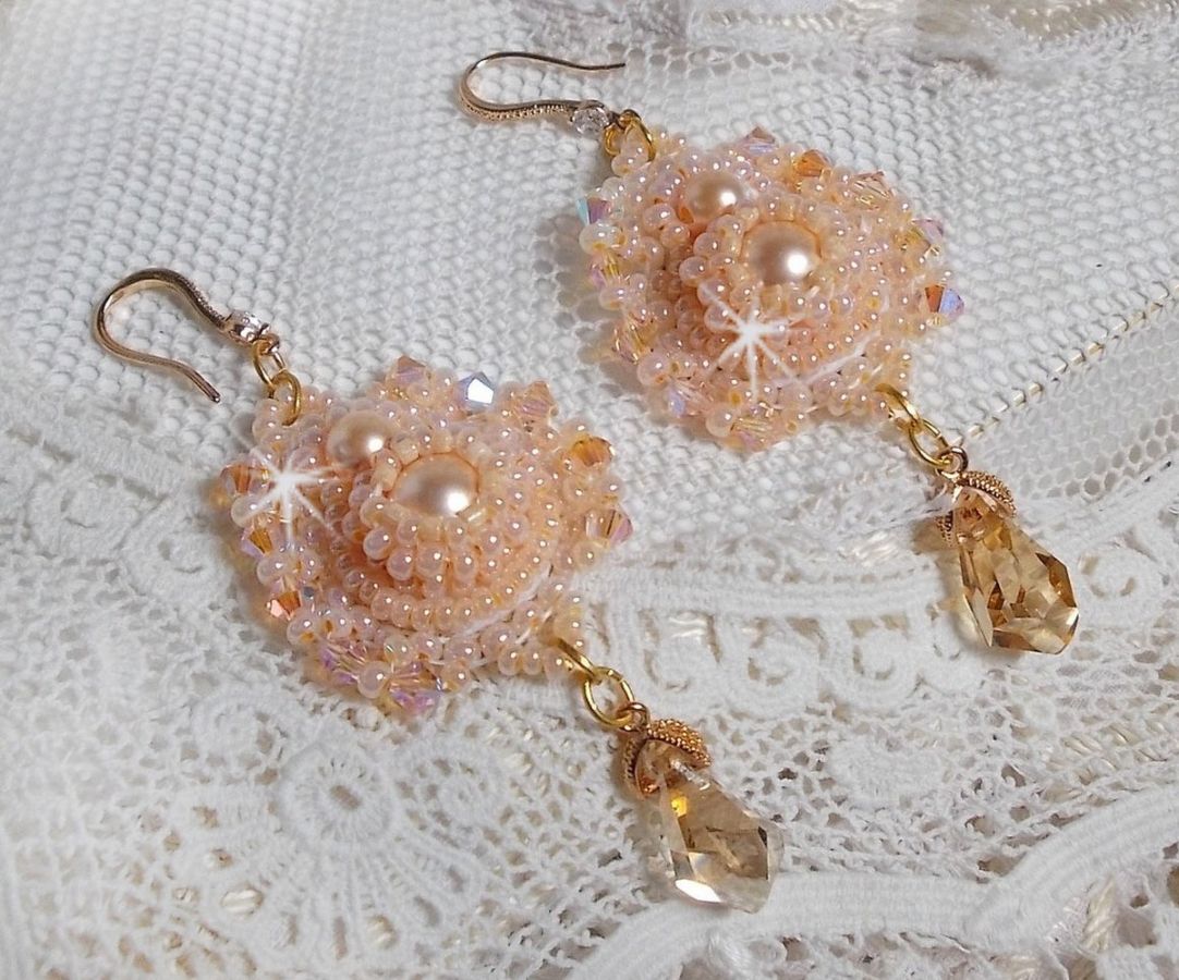 BO Idylle Beauty brod&eacute;es avec des perles rondes nacr&eacute;es, toupies, gouttes polygones en Cristal &agrave; laquelle s'ajoute des rocailles de qualit&eacute; P&ecirc;che et Saumon avec des crochets d'oreilles en plaqu&eacute; Or  