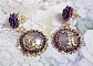 BO Illusions Merveilleuses cr&eacute;&eacute;es avec des cabochons mauve en verre, des entretoises dor&eacute;es et strass&eacute;es de couleur Am&eacute;thyste, estampes filigran&eacute;es, clous d'oreilles dor&eacute;es