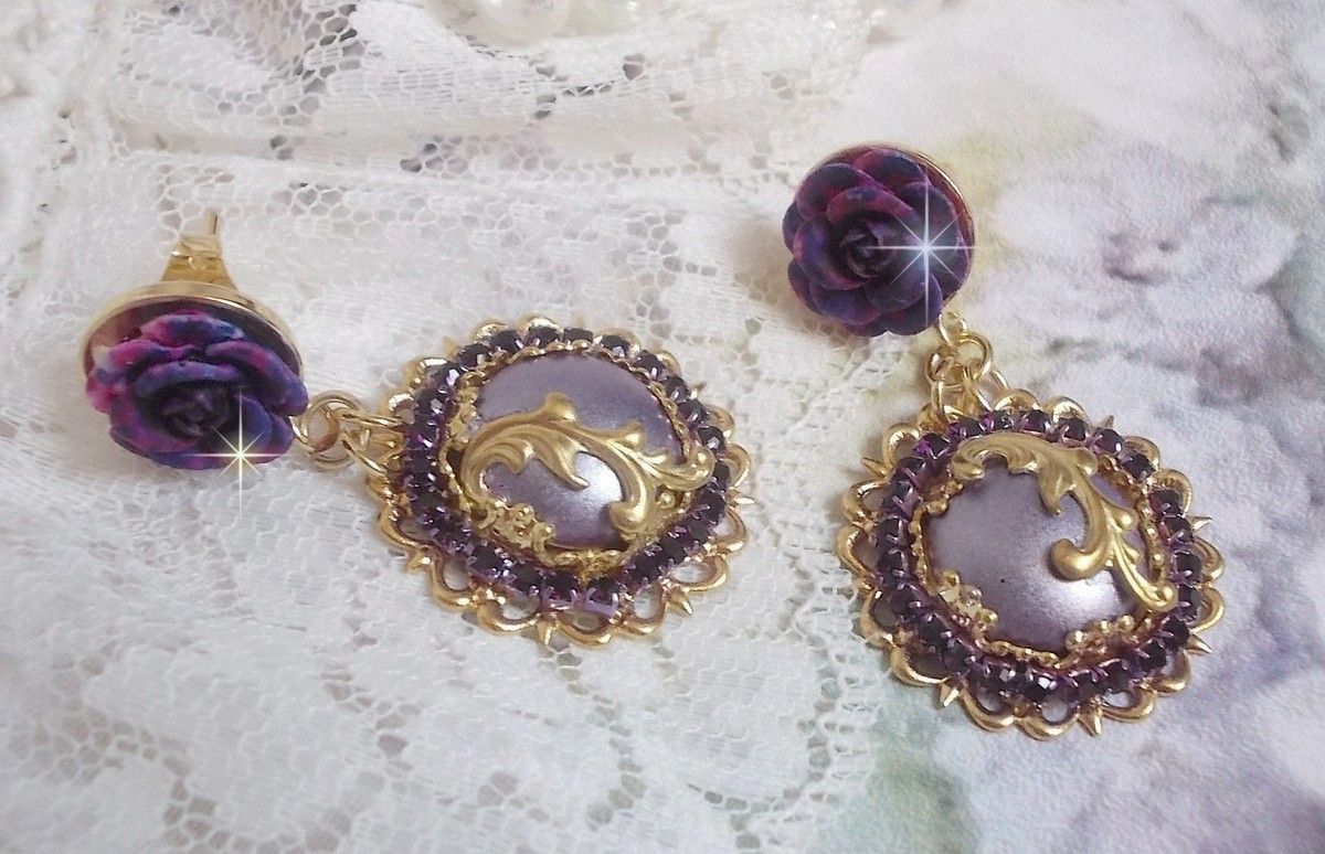 BO Illusions Merveilleuses cr&eacute;&eacute;es avec des cabochons mauve en verre, des entretoises dor&eacute;es et strass&eacute;es de couleur Am&eacute;thyste, estampes filigran&eacute;es, clous d'oreilles dor&eacute;es