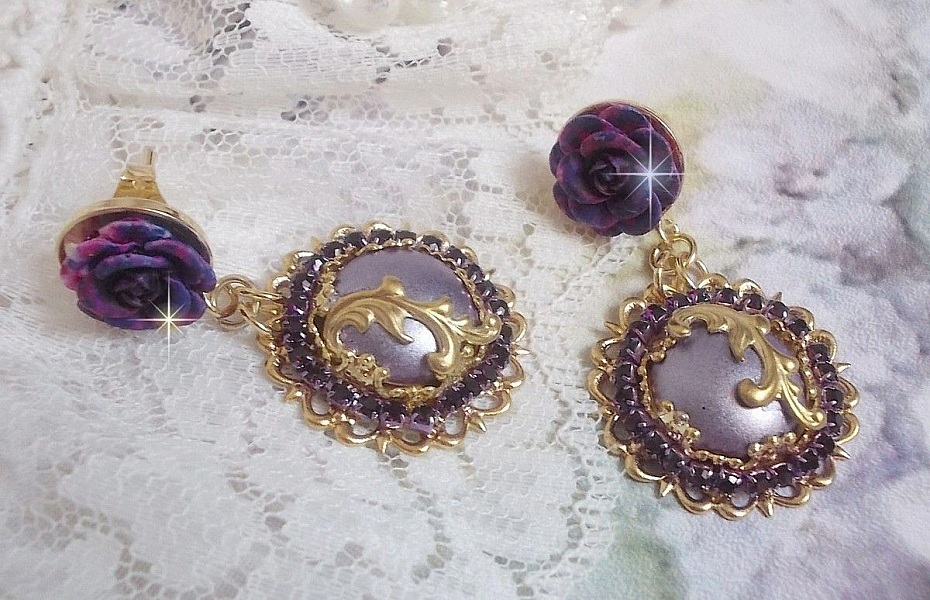 BO Illusions Merveilleuses cr&eacute;&eacute;es avec des cabochons mauve en verre, des entretoises dor&eacute;es et strass&eacute;es de couleur Am&eacute;thyste, estampes filigran&eacute;es, clous d'oreilles dor&eacute;es