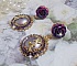 BO Illusions Merveilleuses cr&eacute;&eacute;es avec des cabochons mauve en verre, des entretoises dor&eacute;es et strass&eacute;es de couleur Am&eacute;thyste, estampes filigran&eacute;es, clous d'oreilles dor&eacute;es