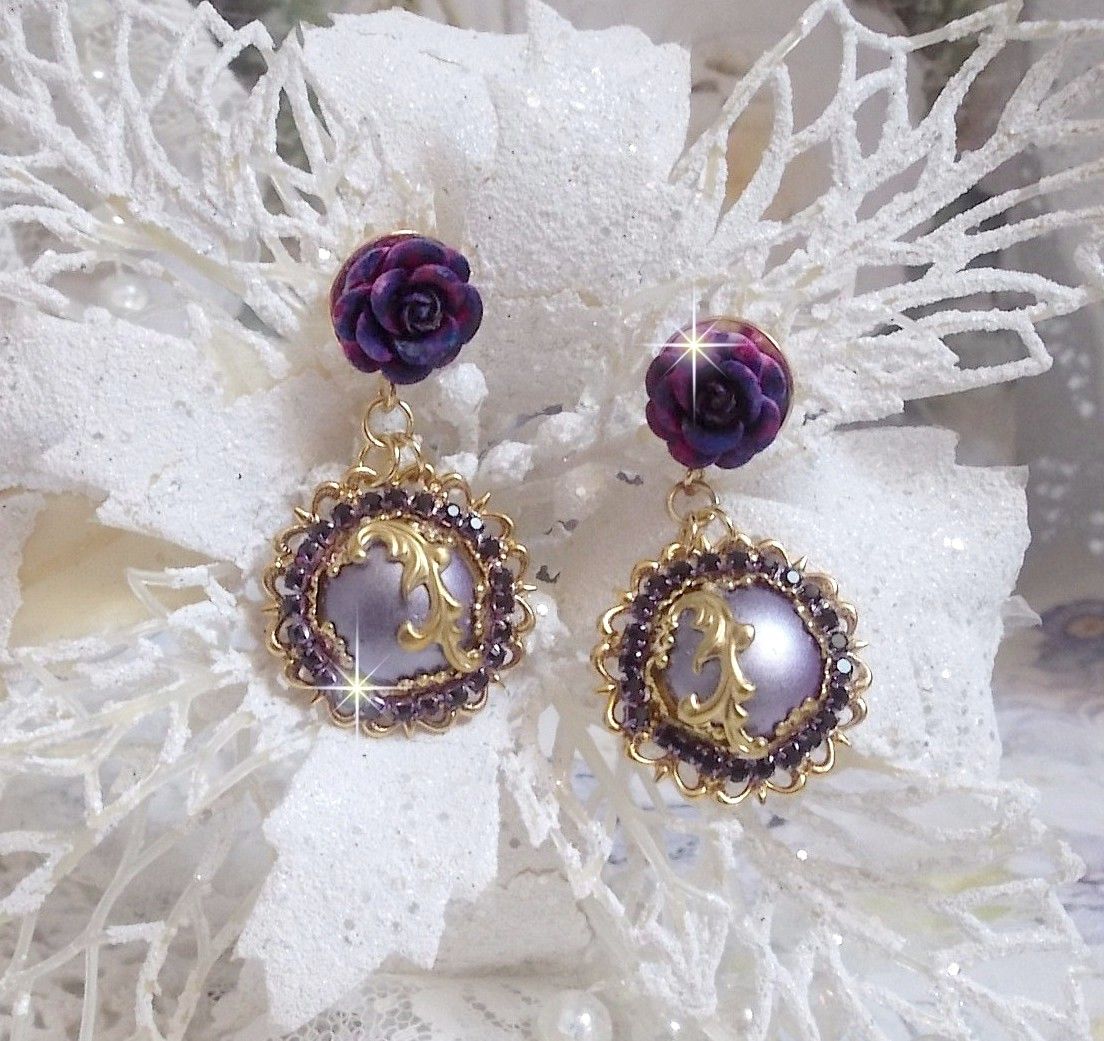 BO Illusions Merveilleuses cr&eacute;&eacute;es avec des cabochons mauve en verre, des entretoises dor&eacute;es et strass&eacute;es de couleur Am&eacute;thyste, estampes filigran&eacute;es, clous d'oreilles dor&eacute;es