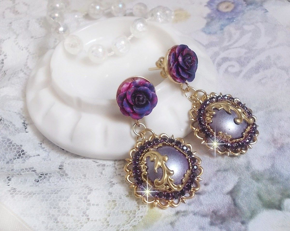 BO Illusions Merveilleuses cr&eacute;&eacute;es avec des cabochons mauve en verre, des entretoises dor&eacute;es et strass&eacute;es de couleur Am&eacute;thyste, estampes filigran&eacute;es, clous d'oreilles dor&eacute;es