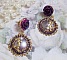 BO Illusions Merveilleuses cr&eacute;&eacute;es avec des cabochons mauve en verre, des entretoises dor&eacute;es et strass&eacute;es de couleur Am&eacute;thyste, estampes filigran&eacute;es, clous d'oreilles dor&eacute;es