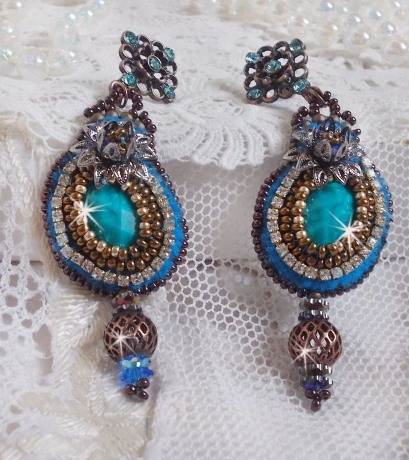 BO Ilycia Charming brod&eacute;es avec deux cabochons facett&eacute;s Turquoise, cristaux comme : fleurs, cha&icirc;ne strass, cabochons aux couleurs Bleues et Cristal &agrave; laquelle s'ajoute des rocailles et des dormeuses