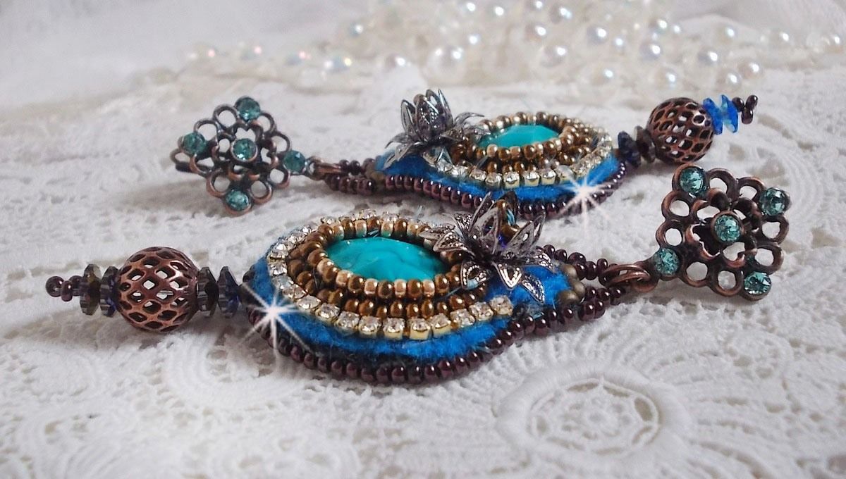 BO Ilycia Charming brod&eacute;es avec deux cabochons facett&eacute;s Turquoise, cristaux comme : fleurs, cha&icirc;ne strass, cabochons aux couleurs Bleues et Cristal &agrave; laquelle s'ajoute des rocailles et des dormeuses