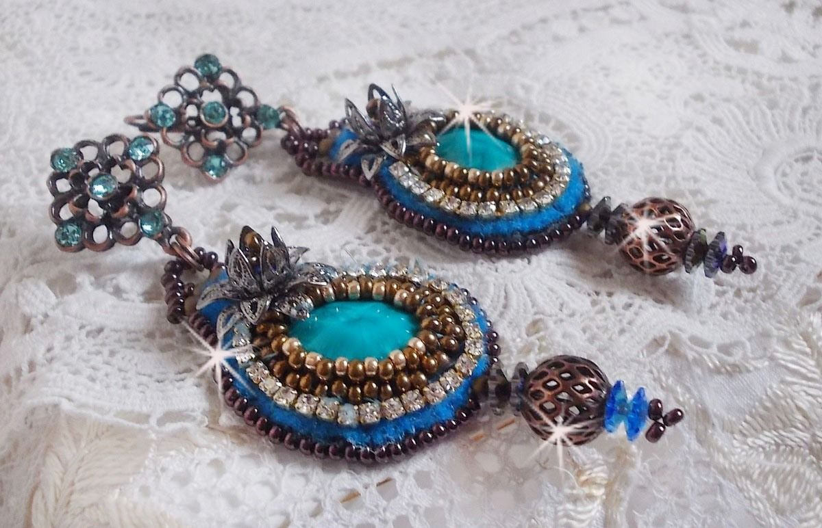 BO Ilycia Charming brod&eacute;es avec deux cabochons facett&eacute;s Turquoise, cristaux comme : fleurs, cha&icirc;ne strass, cabochons aux couleurs Bleues et Cristal &agrave; laquelle s'ajoute des rocailles et des dormeuses