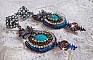 BO Ilycia Charming brod&eacute;es avec deux cabochons facett&eacute;s Turquoise, cristaux comme : fleurs, cha&icirc;ne strass, cabochons aux couleurs Bleues et Cristal &agrave; laquelle s'ajoute des rocailles et des dormeuses