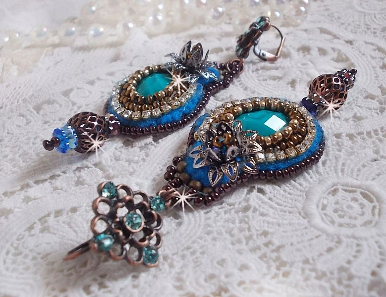 BO Ilycia Charming brod&eacute;es avec deux cabochons facett&eacute;s Turquoise, cristaux comme : fleurs, cha&icirc;ne strass, cabochons aux couleurs Bleues et Cristal &agrave; laquelle s'ajoute des rocailles et des dormeuses