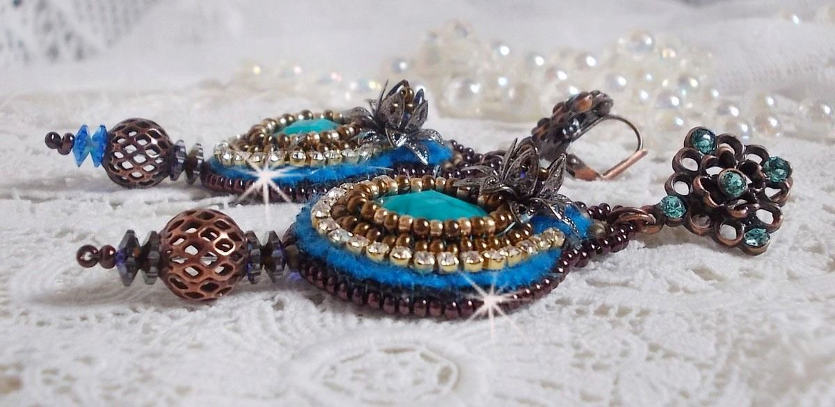 BO Ilycia Charming brod&eacute;es avec deux cabochons facett&eacute;s Turquoise, cristaux comme : fleurs, cha&icirc;ne strass, cabochons aux couleurs Bleues et Cristal &agrave; laquelle s'ajoute des rocailles et des dormeuses