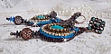BO Ilycia Charming brod&eacute;es avec deux cabochons facett&eacute;s Turquoise, cristaux comme : fleurs, cha&icirc;ne strass, cabochons aux couleurs Bleues et Cristal &agrave; laquelle s'ajoute des rocailles et des dormeuses