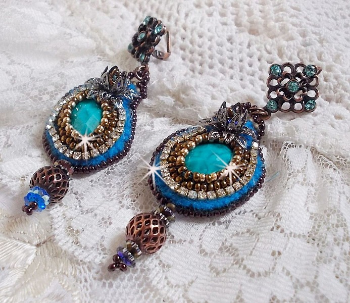 BO Ilycia Charming brod&eacute;es avec deux cabochons facett&eacute;s Turquoise, cristaux comme : fleurs, cha&icirc;ne strass, cabochons aux couleurs Bleues et Cristal &agrave; laquelle s'ajoute des rocailles et des dormeuses