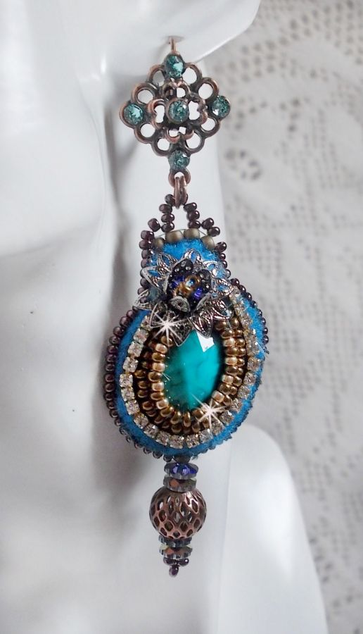 BO Ilycia Charming brod&eacute;es avec deux cabochons facett&eacute;s Turquoise, cristaux comme : fleurs, cha&icirc;ne strass, cabochons aux couleurs Bleues et Cristal &agrave; laquelle s'ajoute des rocailles et des dormeuses