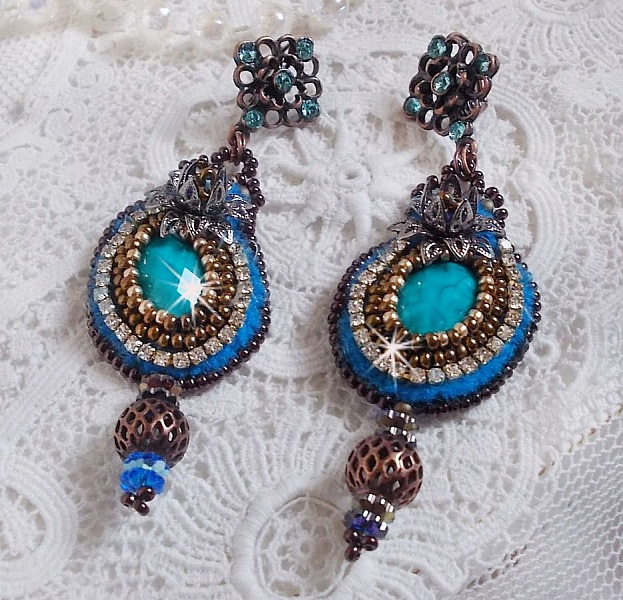BO Ilycia Charming brod&eacute;es avec deux cabochons facett&eacute;s Turquoise, cristaux comme : fleurs, cha&icirc;ne strass, cabochons aux couleurs Bleues et Cristal &agrave; laquelle s'ajoute des rocailles et des dormeuses