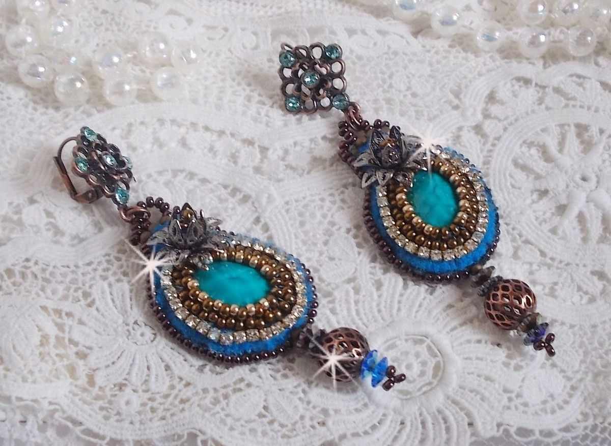 BO Ilycia Charming brod&eacute;es avec deux cabochons facett&eacute;s Turquoise, cristaux comme : fleurs, cha&icirc;ne strass, cabochons aux couleurs Bleues et Cristal &agrave; laquelle s'ajoute des rocailles et des dormeuses