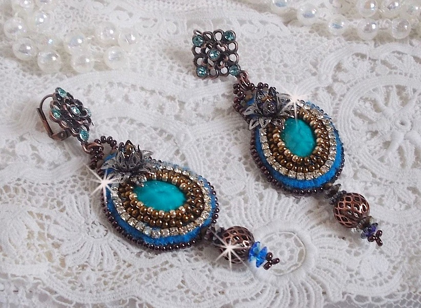 BO Ilycia Charming brod&eacute;es avec deux cabochons facett&eacute;s Turquoise, cristaux comme : fleurs, cha&icirc;ne strass, cabochons aux couleurs Bleues et Cristal &agrave; laquelle s'ajoute des rocailles et des dormeuses