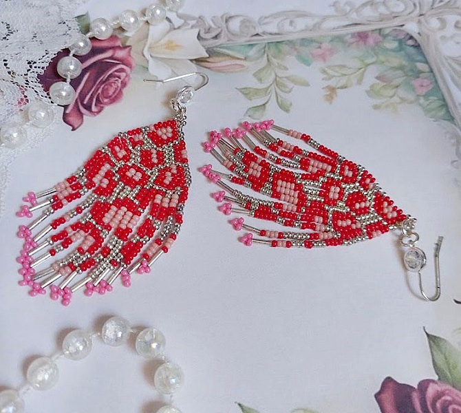 Boucles d'oreilles artisanales en perles de rocaille et argent.