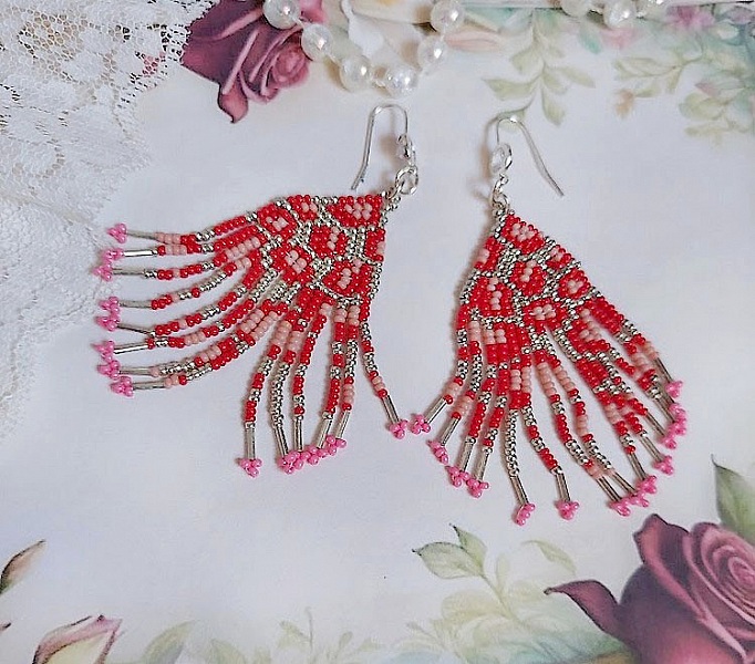Boucles d'oreilles artisanales en perles de rocaille et argent.