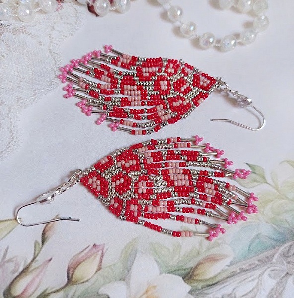 Boucles d'oreilles artisanales en perles de rocaille rouges.