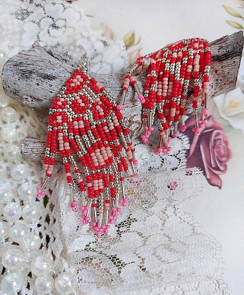 Boucles d'oreilles artisanales en perles de rocaille rouge et rose.