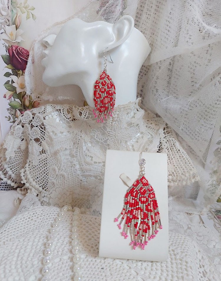 Boucles d'oreilles pendantes en perles de rocaille et argent.
