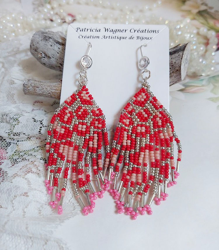 Boucles d'oreilles pendantes en perles de rocaille rouge et argent.