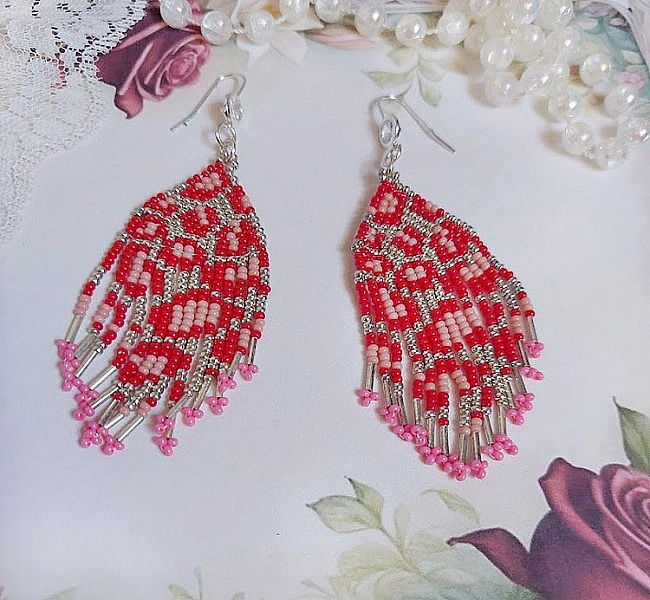 Boucles d'oreilles pendantes en perles de rocaille et argent.