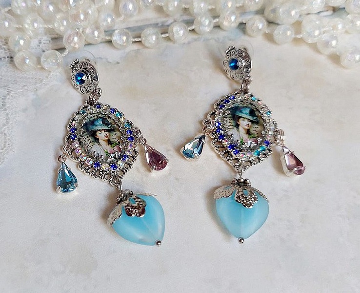 BO Infiniment Bleut&eacute; cr&eacute;&eacute;es avec cabochons verres, perles facett&eacute;es et perles Cristal Swarovski.