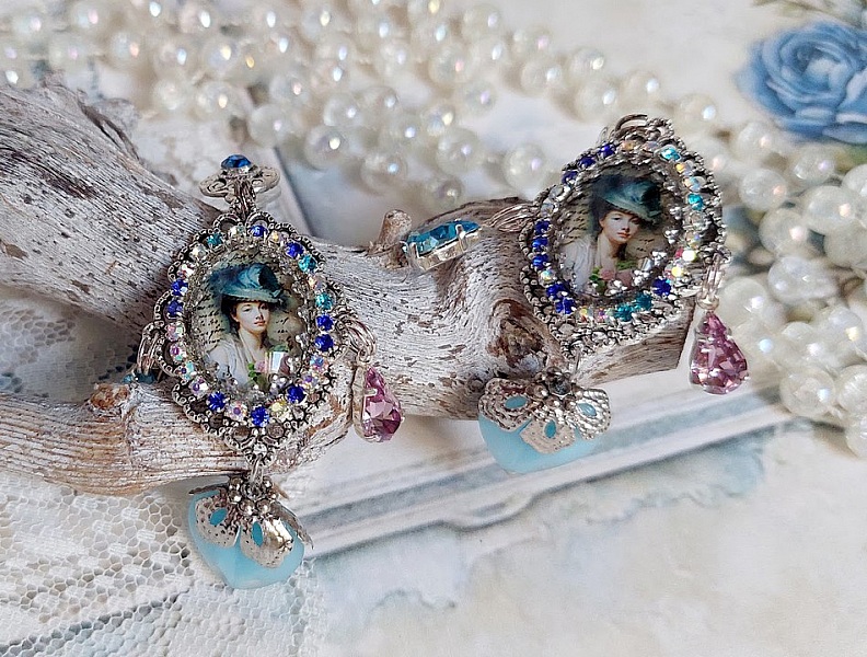 BO Infiniment Bleut&eacute; cr&eacute;&eacute;es avec cabochons verres, perles facett&eacute;es et perles Cristal Swarovski.