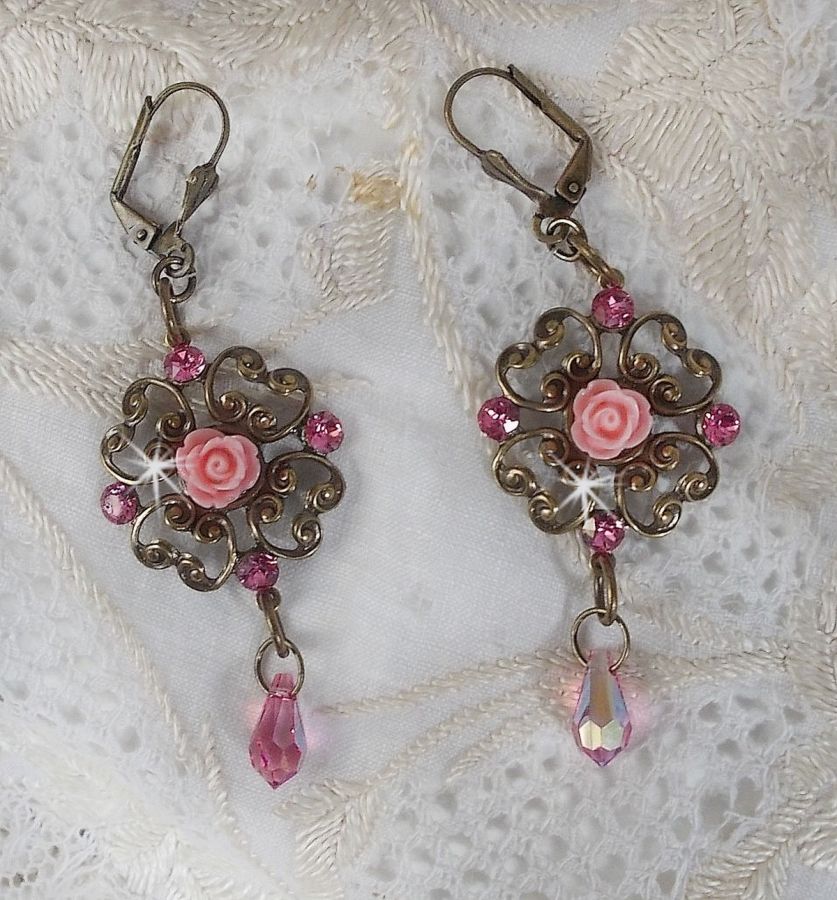 BO Irr&eacute;sistible Eden avec cabochons ronds et gouttes en cristal, cabochons en r&eacute;sine, estampes bomb&eacute;es, dormeuses fleur de lys en laiton