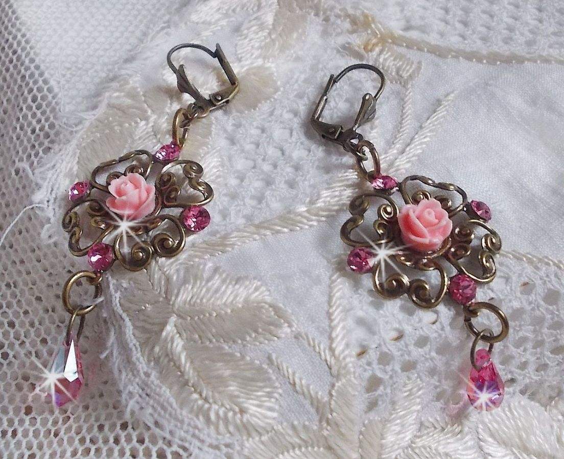 BO Irr&eacute;sistible Eden avec cabochons ronds et gouttes en cristal, cabochons en r&eacute;sine, estampes bomb&eacute;es, dormeuses fleur de lys en laiton
