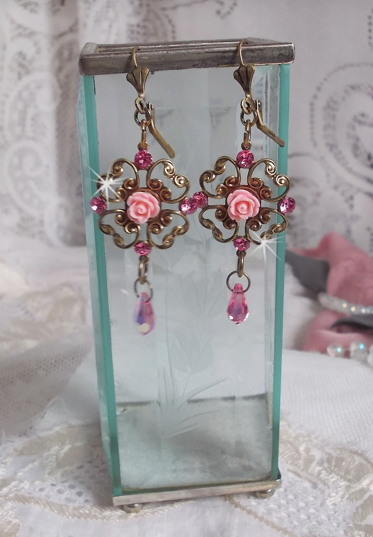 BO Irr&eacute;sistible Eden avec cabochons ronds et gouttes en cristal, cabochons en r&eacute;sine, estampes bomb&eacute;es, dormeuses fleur de lys en laiton