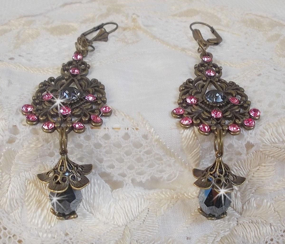 BO Irr&eacute;sistible Love mont&eacute;es avec cabochons ronds, gouttes facett&eacute;es Noires en verre, coupelles &eacute;toiles et filigran&eacute;es sur des dormeuses Bronze