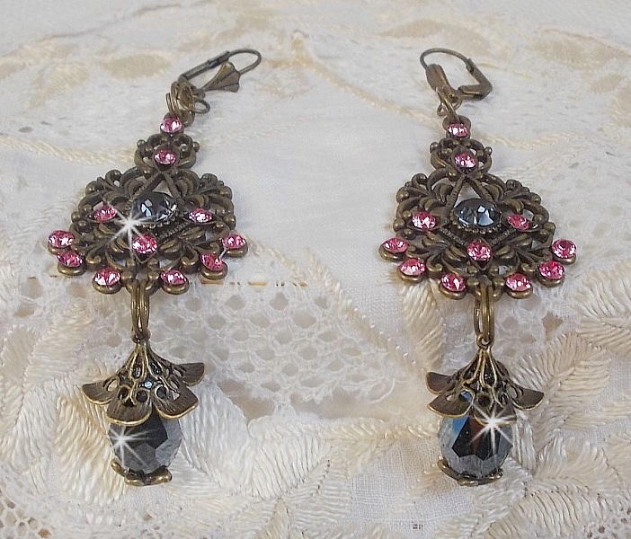 BO Irr&eacute;sistible Love mont&eacute;es avec cabochons ronds, gouttes facett&eacute;es Noires en verre, coupelles &eacute;toiles et filigran&eacute;es sur des dormeuses Bronze
