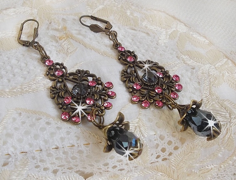 BO Irr&eacute;sistible Love mont&eacute;es avec cabochons ronds, gouttes facett&eacute;es Noires en verre, coupelles &eacute;toiles et filigran&eacute;es sur des dormeuses Bronze