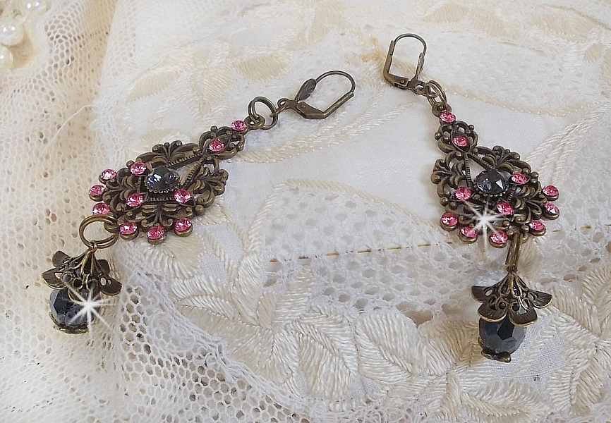 BO Irr&eacute;sistible Love mont&eacute;es avec cabochons ronds, gouttes facett&eacute;es Noires en verre, coupelles &eacute;toiles et filigran&eacute;es sur des dormeuses Bronze