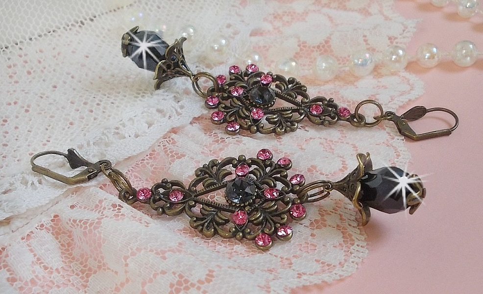 BO Irr&eacute;sistible Love mont&eacute;es avec cabochons ronds, gouttes facett&eacute;es Noires en verre, coupelles &eacute;toiles et filigran&eacute;es sur des dormeuses Bronze