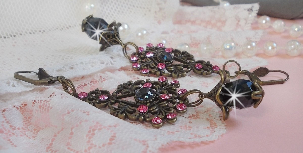 BO Irr&eacute;sistible Love mont&eacute;es avec cabochons ronds, gouttes facett&eacute;es Noires en verre, coupelles &eacute;toiles et filigran&eacute;es sur des dormeuses Bronze