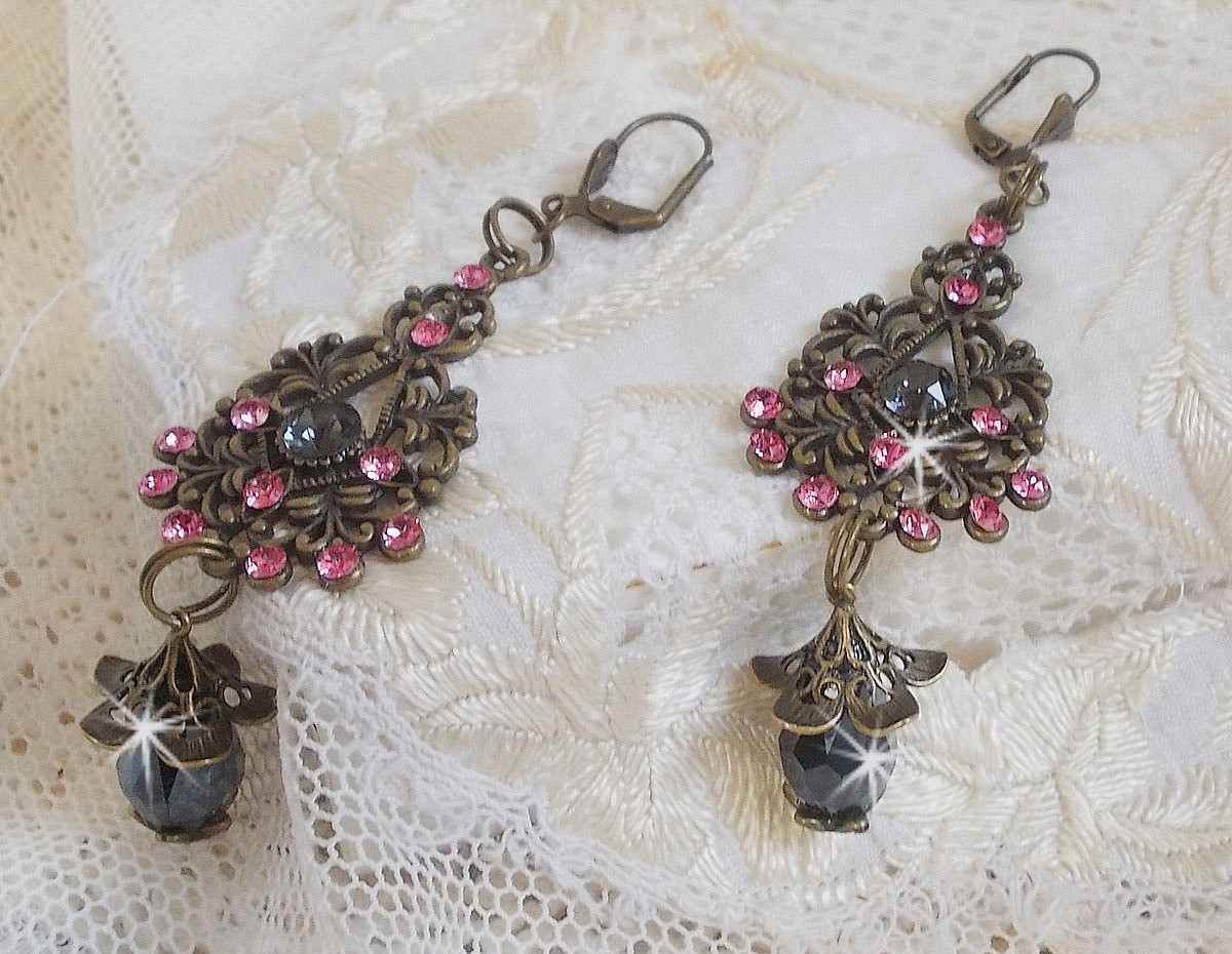 BO Irr&eacute;sistible Love mont&eacute;es avec cabochons ronds, gouttes facett&eacute;es Noires en verre, coupelles &eacute;toiles et filigran&eacute;es sur des dormeuses Bronze