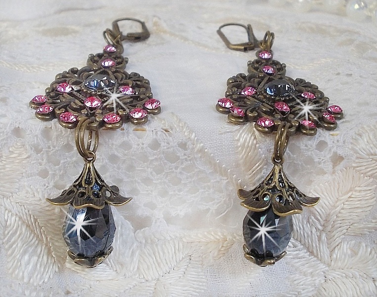 BO Irr&eacute;sistible Love mont&eacute;es avec cabochons ronds, gouttes facett&eacute;es Noires en verre, coupelles &eacute;toiles et filigran&eacute;es sur des dormeuses Bronze