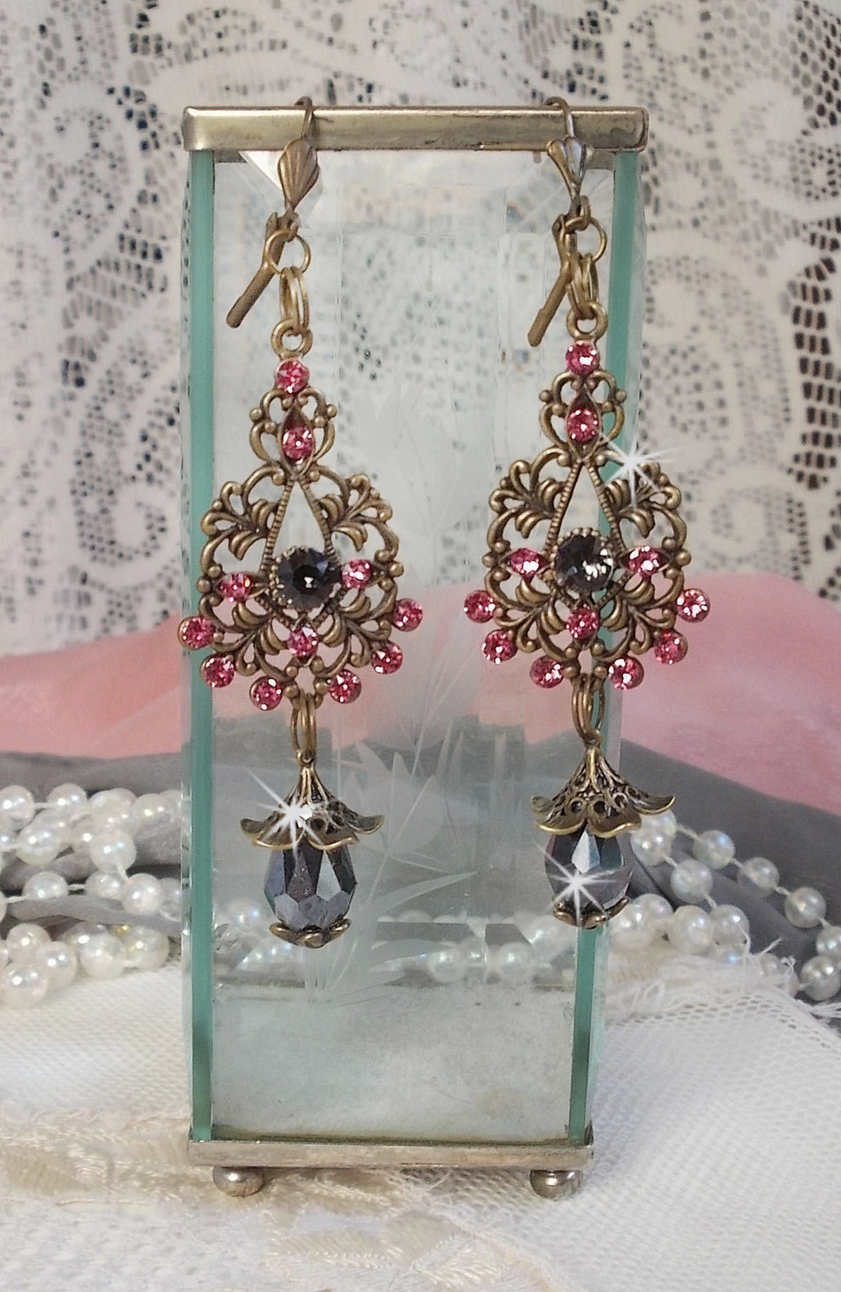 BO Irr&eacute;sistible Love mont&eacute;es avec cabochons ronds, gouttes facett&eacute;es Noires en verre, coupelles &eacute;toiles et filigran&eacute;es sur des dormeuses Bronze