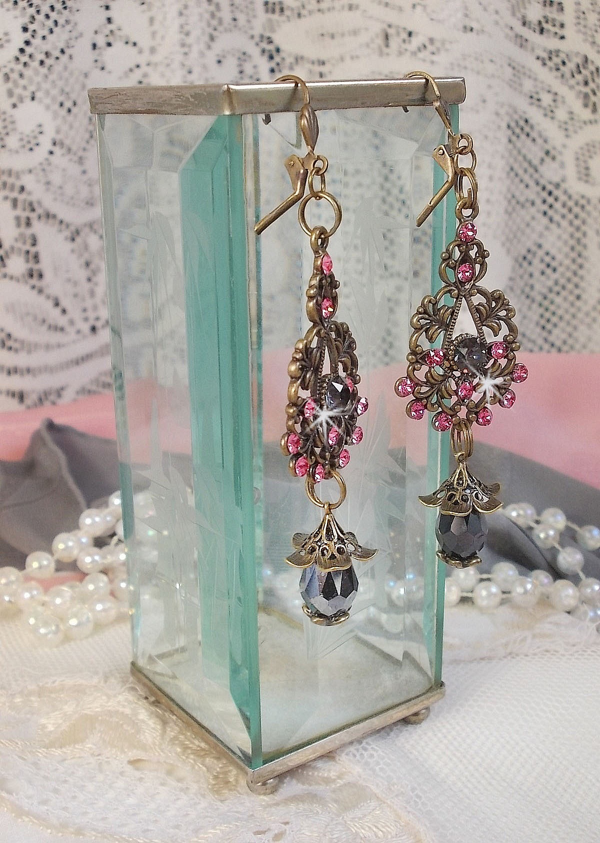 BO Irr&eacute;sistible Love mont&eacute;es avec cabochons ronds, gouttes facett&eacute;es Noires en verre, coupelles &eacute;toiles et filigran&eacute;es sur des dormeuses Bronze