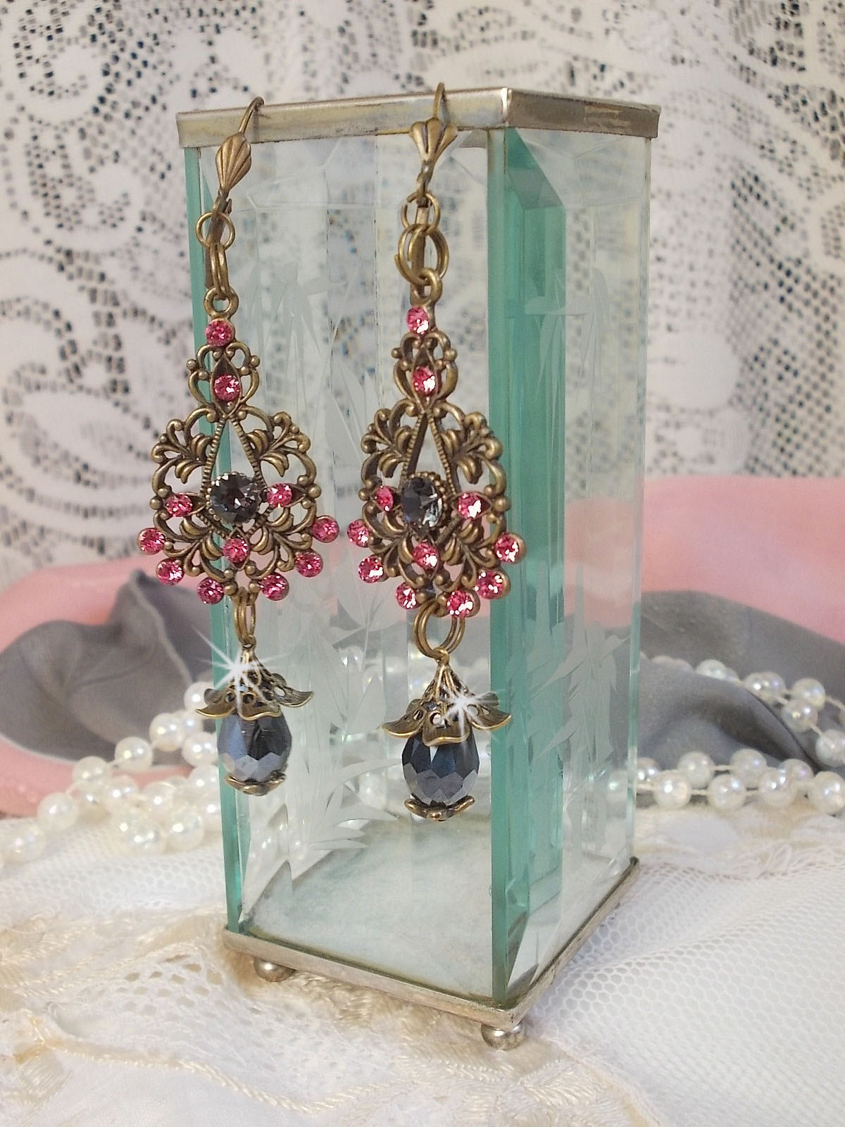 BO Irr&eacute;sistible Love mont&eacute;es avec cabochons ronds, gouttes facett&eacute;es Noires en verre, coupelles &eacute;toiles et filigran&eacute;es sur des dormeuses Bronze