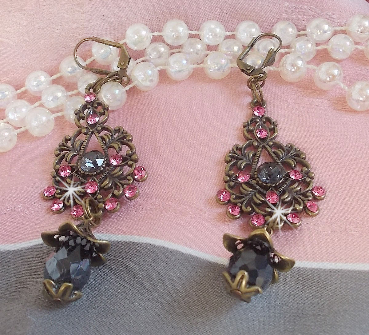 BO Irr&eacute;sistible Love mont&eacute;es avec cabochons ronds, gouttes facett&eacute;es Noires en verre, coupelles &eacute;toiles et filigran&eacute;es sur des dormeuses Bronze