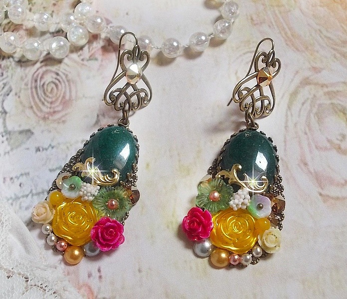 BO Jade Flowers cr&eacute;&eacute;es avec des cabochons ovales en Jade de Malaisie, des cristaux de Swarovski, perles en r&eacute;sine, des fleurs en verre avec des accessoires de qualit&eacute; 