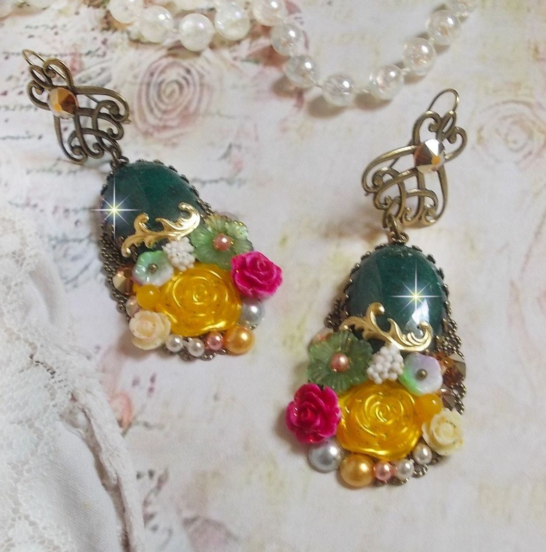 BO Jade Flowers cr&eacute;&eacute;es avec des cabochons ovales en Jade de Malaisie, des cristaux de Swarovski, perles en r&eacute;sine, des fleurs en verre avec des accessoires de qualit&eacute; 