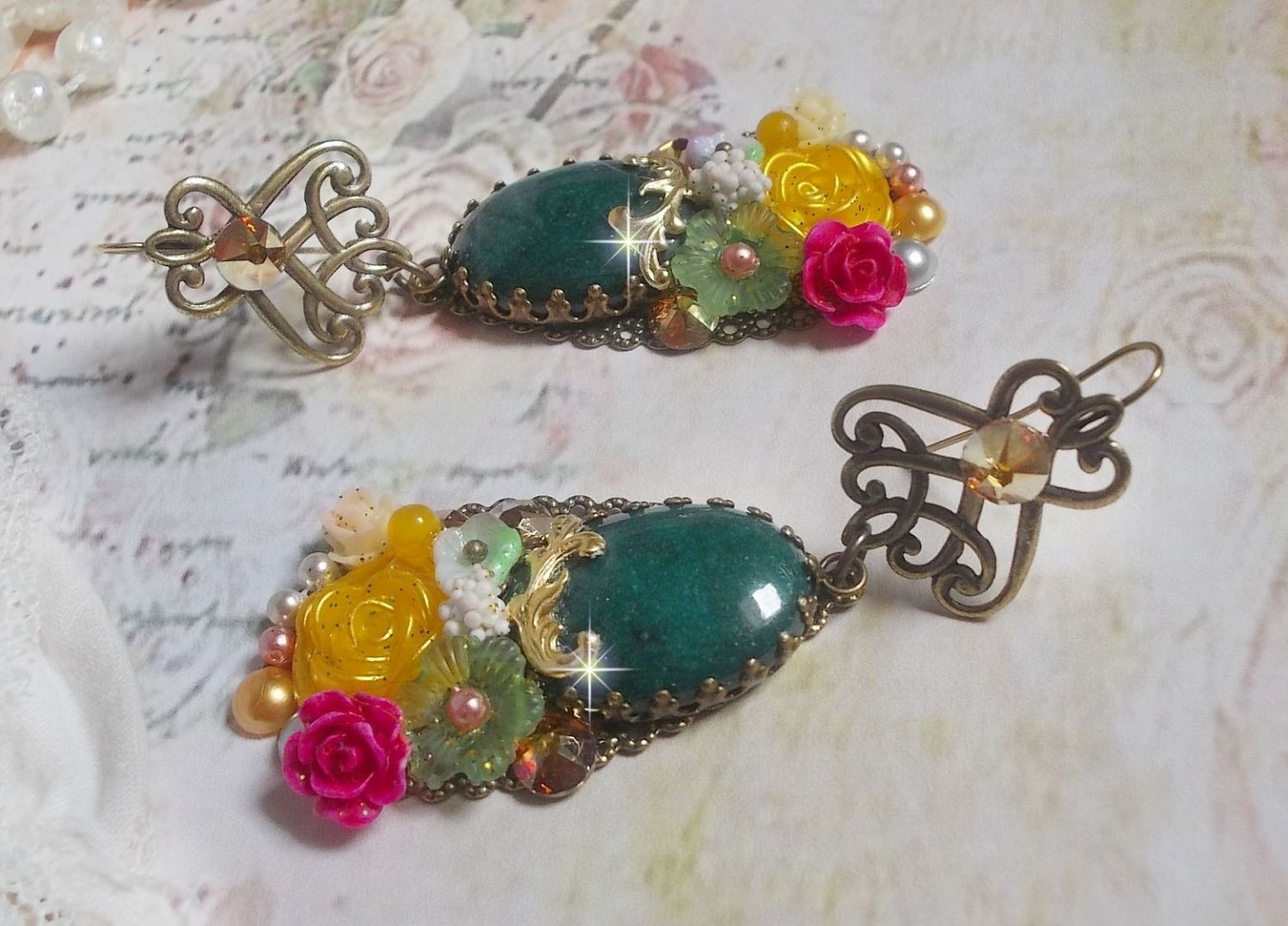BO Jade Flowers cr&eacute;&eacute;es avec des cabochons ovales en Jade de Malaisie, des cristaux de Swarovski, perles en r&eacute;sine, des fleurs en verre avec des accessoires de qualit&eacute; 