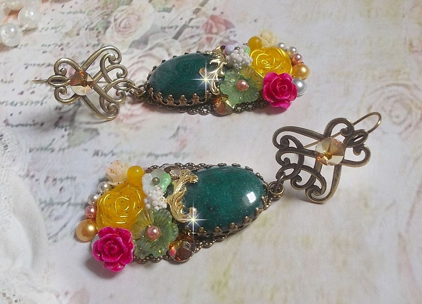 BO Jade Flowers cr&eacute;&eacute;es avec des cabochons ovales en Jade de Malaisie, des cristaux de Swarovski, perles en r&eacute;sine, des fleurs en verre avec des accessoires de qualit&eacute; 