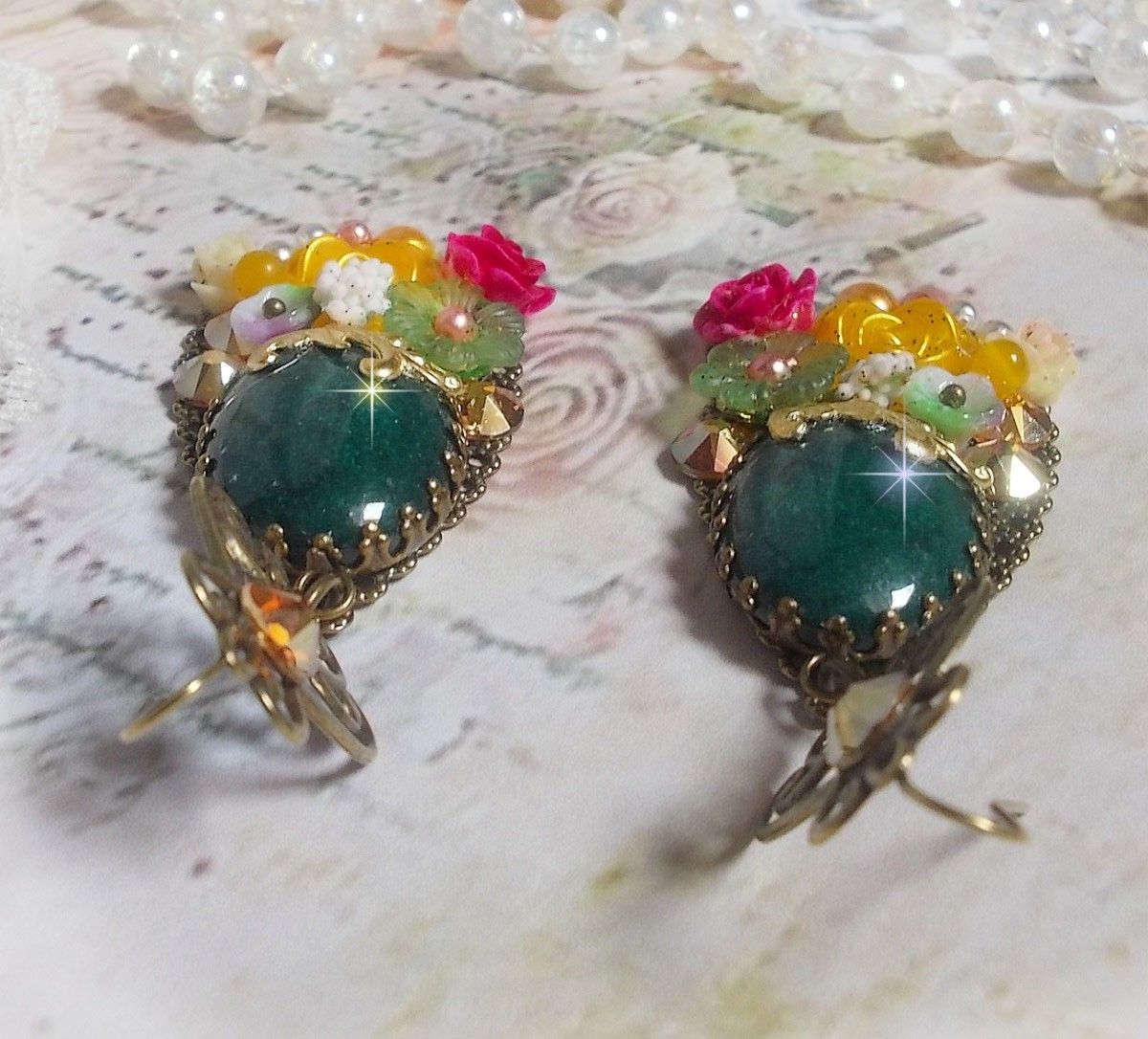 BO Jade Flowers cr&eacute;&eacute;es avec des cabochons ovales en Jade de Malaisie, des cristaux de Swarovski, perles en r&eacute;sine, des fleurs en verre avec des accessoires de qualit&eacute; 