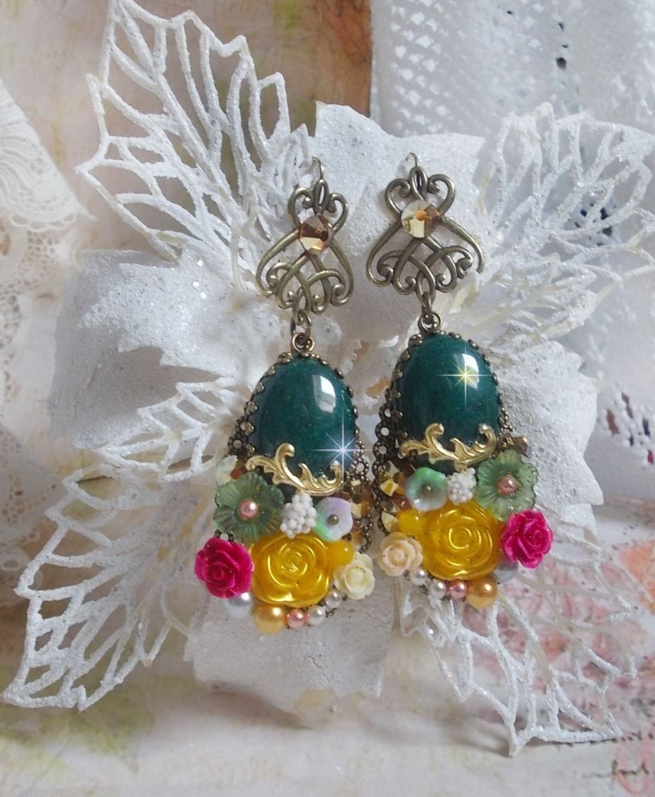 BO Jade Flowers cr&eacute;&eacute;es avec des cabochons ovales en Jade de Malaisie, des cristaux de Swarovski, perles en r&eacute;sine, des fleurs en verre avec des accessoires de qualit&eacute; 
